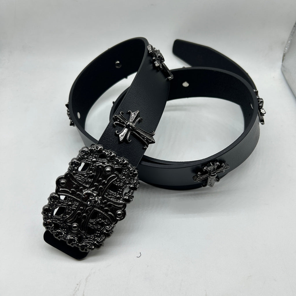 Skull cross buckle detail view