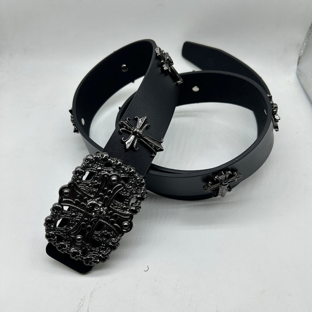 Skull cross buckle detail view